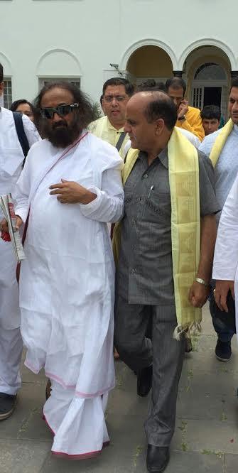 Sri Sri Ravi Shankar meeting Mirwaiz Umar boldest step for peace: Peace Foundation